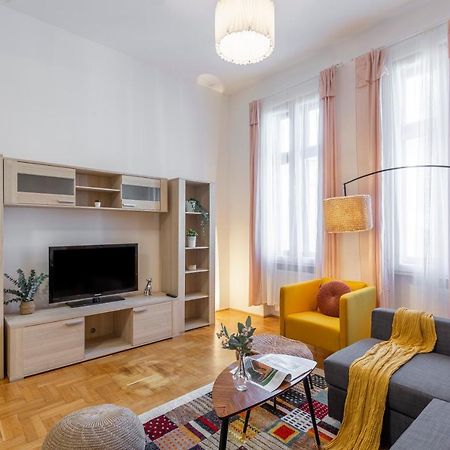 Cozy Home By Bella In The Heart Of Будапеща Екстериор снимка