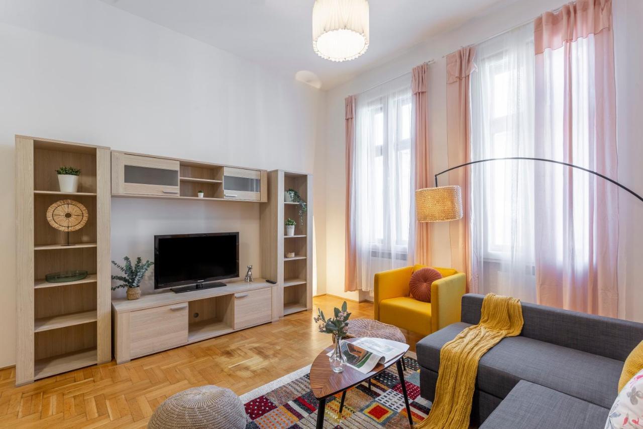 Cozy Home By Bella In The Heart Of Будапеща Екстериор снимка